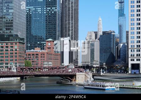 Vue sur l'architecture variée le long de la rivière Chicago, vue à l'est de Franklin Streeet Banque D'Images