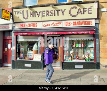 Glasgow, Écosse, Royaume-Uni 6th mars 2023. Météo au Royaume-Uni : le soleil de départ a vu les habitants plus heureux que les rues remplies dans le temps de printemps avant le retour prévu de l'hiver. Le célèbre café universitaire sur la route de byres est une destination populaire pour les amateurs de glaces au soleil. Crédit Gerard Ferry/Alay Live News Banque D'Images