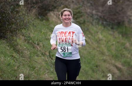 Eastbourne, Royaume-Uni. 5th mars 2023. Les coureurs franchissant le point de 4 miles au semi-marathon d'Eastbourne. Credit: Newspics UK South/Alay Live News Banque D'Images