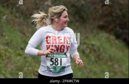 Eastbourne, Royaume-Uni. 5th mars 2023. Les coureurs franchissant le point de 4 miles au semi-marathon d'Eastbourne. Credit: Newspics UK South/Alay Live News Banque D'Images