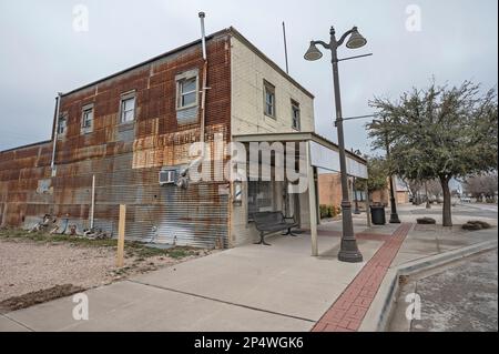 Paysage de rue avec bâtiment abandonné à Eunice, Nouveau-Mexique Banque D'Images