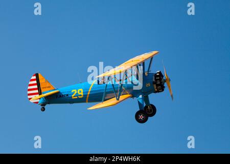 Morlaix, France - 18 septembre 2022 : le modèle 75 de Stearman (Boeing) est un biplan autrefois utilisé comme avion d'entraînement militaire. Banque D'Images