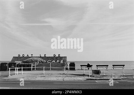 Café sur la promenade de St Leonards-on-Sea, East Sussex, sur la côte sud de l'Angleterre, avec vue sur la mer Banque D'Images