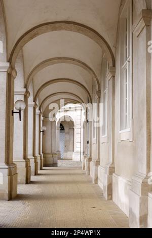 Vue de moins en moins en perspective entre le couloir extérieur de l'arche du palais de Christiansborg à Copenhague, Danemark. Banque D'Images