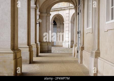 Vue de moins en moins en perspective entre le couloir extérieur de l'arche du palais de Christiansborg à Copenhague, Danemark. Banque D'Images