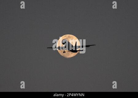 New Delhi, Inde. 6th mars 2023. Un avion est vu avec la pleine lune derrière à New Delhi, Inde, 6 mars 2023. Crédit : Javed Dar/Xinhua/Alay Live News Banque D'Images