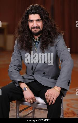 Madrid, Espagne. 06th mars 2023. Singer Israel Fernandez pose pour des photos lors de la présentation du Festival de musique universelle 2023 au Teatro Real de Madrid. Crédit : SOPA Images Limited/Alamy Live News Banque D'Images
