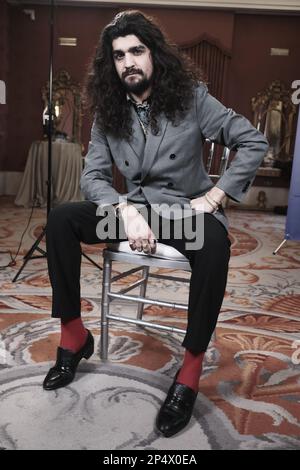 Madrid, Espagne. 06th mars 2023. Singer Israel Fernandez pose pour des photos lors de la présentation du Festival de musique universelle 2023 au Teatro Real de Madrid. Crédit : SOPA Images Limited/Alamy Live News Banque D'Images