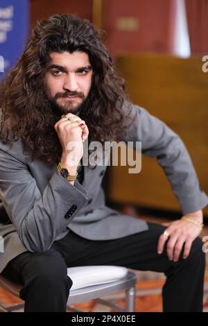 Madrid, Espagne. 06th mars 2023. Singer Israel Fernandez pose pour des photos lors de la présentation du Festival de musique universelle 2023 au Teatro Real de Madrid. Crédit : SOPA Images Limited/Alamy Live News Banque D'Images