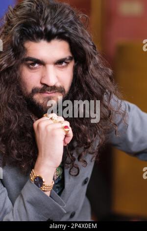 Madrid, Espagne. 06th mars 2023. Singer Israel Fernandez pose pour des photos lors de la présentation du Festival de musique universelle 2023 au Teatro Real de Madrid. Crédit : SOPA Images Limited/Alamy Live News Banque D'Images