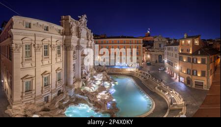 Rome, Italie panorama sur la fontaine de Trevi au crépuscule. Banque D'Images
