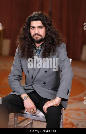 Madrid, Espagne. 06th mars 2023. Singer Israel Fernandez pose pour des photos lors de la présentation du Festival de musique universelle 2023 au Teatro Real de Madrid. Crédit : SOPA Images Limited/Alamy Live News Banque D'Images