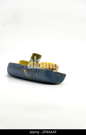 Bateau en bois peint fait maison de 1940s isolé sur un fond blanc Banque D'Images