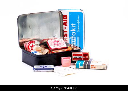 boîte métallique des années 1960 contenant une trousse de premiers soins vintage pour voyage ou voiture Banque D'Images