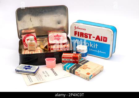 boîte métallique des années 1960 contenant une trousse de premiers soins vintage pour voyage ou voiture Banque D'Images