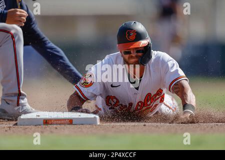 Sarasota FL USA; Baltimore Orioles outfielder Colton Cowser (76) glisse en toute sécurité dans la troisième base lors d'un match d'entraînement de printemps MLB contre l'Atlanta Banque D'Images