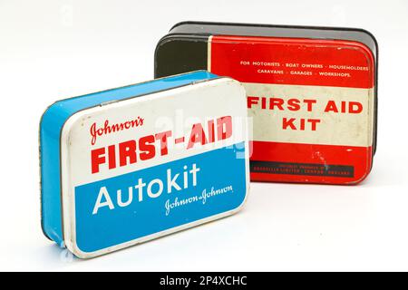 boîte métallique des années 1960 contenant une trousse de premiers soins vintage pour voyage ou voiture Banque D'Images