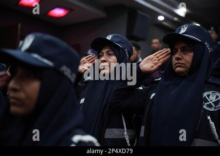 Gaza, Palestine. 6th mars 2023. (INT) la Direction générale de la police des femmes organise une cérémonie à l'occasion de la Journée internationale de la femme. 6 mars 2023, Gaza, Palestine: La Direction générale de la police des femmes a organisé une cérémonie à l'occasion de la Journée internationale de la femme, afin de présenter les réalisations les plus importantes de la police palestinienne en 2022. Le sous-secrétaire du ministère de l'intérieur et de la sécurité nationale, le général de division Nasser Musleh, et le directeur général de la police, le général de division Mahmoud Salah.Credit : Saher Alghorra/ne, ont assisté à la cérémonie Banque D'Images