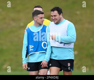 Pennyhill Park, Angleterre, Royaume-Uni, 06/03/2023, Honda England Rugby Performance Center, Pennyhill Park, Angleterre, Royaume-Uni. 6th mars 2023. Jamie George (r) de l'Angleterre avec George Ford pendant la session d'entraînement de rugby d'Angleterre, alors qu'ils se préparent à prendre la France à Twickenham sur 11 mars: Crédit: Ashley Western/Alay Live News Banque D'Images