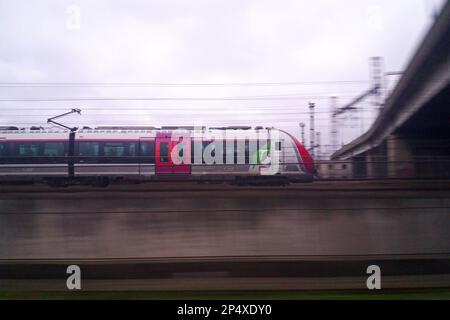 Paris, France - 31 janvier 2018 : train du transport régional express (TER) en direction de la Gare du Nord pendant une matinée d'hiver. Banque D'Images