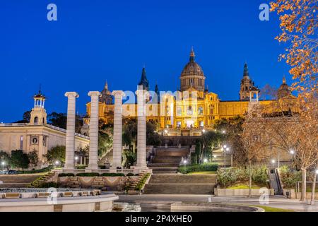 Le Palais National sur la montagne Montjuic à Barcelone, Espagne, la nuit Banque D'Images