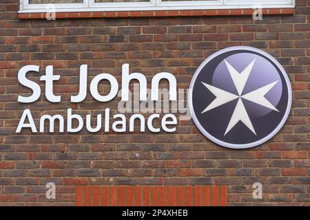 Signalisation de l'Ambulance St John et logo de la croix maltaise sur le mur, Royaume-Uni Banque D'Images