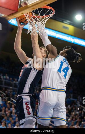 UCLA Bruins en avant Kenneth Nwuba (14) bloque un tir par Arizona Wildcats en avant Azuolas Tubeis (10) pendant un match de basket-ball NCAA, samedi, 4 mars Banque D'Images