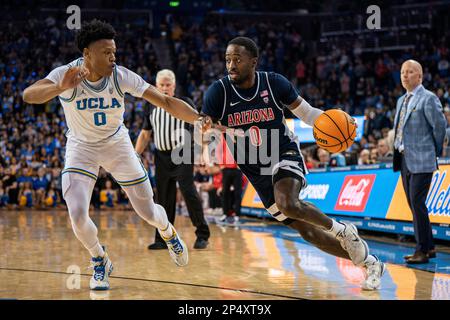 Les Wildcats de l'Arizona Courtney Ramey (0) se déplace contre le garde des Bruins de l'UCLA Jaylen Clark (0) lors d'un match de basket-ball de la NCAA, samedi, 4 mars 2023, à Banque D'Images