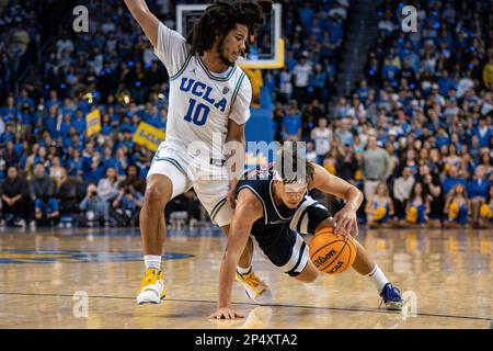 La garde des Wildcats de l'Arizona Kerr Kriisa (25) est défendue par le garde des Bruins de l'UCLA Tyger Campbell (10) lors d'un match de basket-ball de la NCAA, samedi, 4 mars 2023, a Banque D'Images