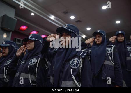 Gaza, Palestine. 6th mars 2023. (INT) la Direction générale de la police des femmes organise une cérémonie à l'occasion de la Journée internationale de la femme. 6 mars 2023, Gaza, Palestine: La Direction générale de la police des femmes a organisé une cérémonie à l'occasion de la Journée internationale de la femme, afin de présenter les réalisations les plus importantes de la police palestinienne en 2022. Le sous-secrétaire du ministère de l'intérieur et de la sécurité nationale, le général de division Nasser Musleh, et le directeur général de la police, le général de division Mahmoud Salah.Credit : Saher Alghorra/ne, ont assisté à la cérémonie Banque D'Images