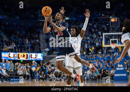Arizona Wildcats garde Cedric Henderson Jr. (45) fait un coup de feu pour terminer la première moitié contre UCLA Bruins garde will McClendon (4) pendant un baskett NCAA Banque D'Images