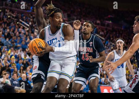 UCLA Bruins en avant Kenneth Nwuba (14) assure un rebond contre l'Arizona Wildcats garde Cedric Henderson Jr. (45) lors d'un match de basket-ball NCAA, Satur Banque D'Images