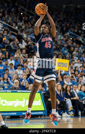 Arizona Wildcats garde Cedric Henderson Jr. (45) tire lors d'un match de basket-ball NCAA contre les Bruins de l'UCLA, samedi, 4 mars 2023, à Pauley Pavi Banque D'Images