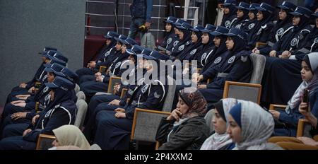 Gaza, Palestine. 6th mars 2023. (INT) la Direction générale de la police des femmes organise une cérémonie à l'occasion de la Journée internationale de la femme. 6 mars 2023, Gaza, Palestine: La Direction générale de la police des femmes a organisé une cérémonie à l'occasion de la Journée internationale de la femme, afin de présenter les réalisations les plus importantes de la police palestinienne en 2022. Le sous-secrétaire du ministère de l'intérieur et de la sécurité nationale, le général de division Nasser Musleh, et le directeur général de la police, le général de division Mahmoud Salah.Credit : Saher Alghorra/ne, ont assisté à la cérémonie Banque D'Images