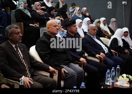 Gaza, Palestine. 6th mars 2023. (INT) la Direction générale de la police des femmes organise une cérémonie à l'occasion de la Journée internationale de la femme. 6 mars 2023, Gaza, Palestine: La Direction générale de la police des femmes a organisé une cérémonie à l'occasion de la Journée internationale de la femme, afin de présenter les réalisations les plus importantes de la police palestinienne en 2022. Le sous-secrétaire du ministère de l'intérieur et de la sécurité nationale, le général de division Nasser Musleh, et le directeur général de la police, le général de division Mahmoud Salah.Credit : Saher Alghorra/ne, ont assisté à la cérémonie Banque D'Images