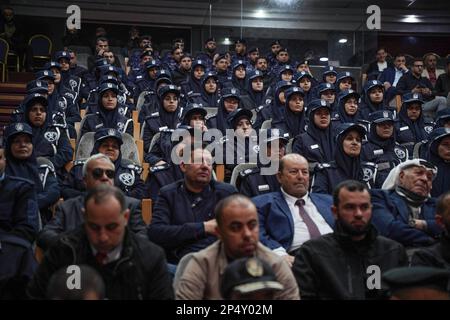 Gaza, Palestine. 6th mars 2023. (INT) la Direction générale de la police des femmes organise une cérémonie à l'occasion de la Journée internationale de la femme. 6 mars 2023, Gaza, Palestine: La Direction générale de la police des femmes a organisé une cérémonie à l'occasion de la Journée internationale de la femme, afin de présenter les réalisations les plus importantes de la police palestinienne en 2022. Le sous-secrétaire du ministère de l'intérieur et de la sécurité nationale, le général de division Nasser Musleh, et le directeur général de la police, le général de division Mahmoud Salah.Credit : Saher Alghorra/ne, ont assisté à la cérémonie Banque D'Images