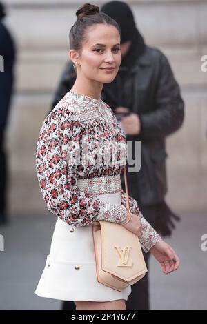 Alicia Vikander arrives for the Louis Vuitton ready-to-wear Spring/Summer  2023 fashion collection presented Tuesday, Oct. 4, 2022 in Paris. (AP  Photo/Francois Mori Stock Photo - Alamy