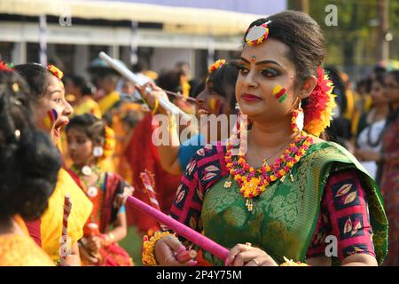 Kolkata, Inde. 05th mars 2023. Les danseurs de Basanta UtSAV accueilleront le printemps devant le Dol Jatra ou Holi, le 05 mars 2023, à Kolkata City, en Inde. (Credit image: © Biswarup Ganguly/eyepix via ZUMA Press Wire) USAGE ÉDITORIAL SEULEMENT! Non destiné À un usage commercial ! Banque D'Images