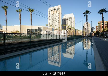 San Diego, Californie, États-Unis, paysage urbain et horizon avec reflets d'eau. Banque D'Images