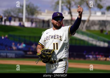 Premier baseman des brasseurs de Milwaukee, rowdy Telez, aux champs de la famille américaine de Phoenix 2 mars 2023. Les Rangers ont vaincu les brasseurs 7-4. (Scott Finkel Banque D'Images