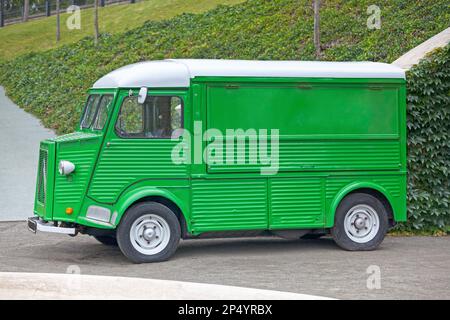 Paris, France - 22 juin 2018 : vue du côté gauche d'un modèle de minibus H Citroën vert pré-1969 avec ailes arrière semi-circulaires et portes suicide. Banque D'Images