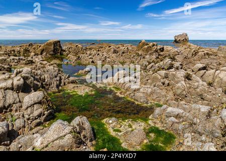 Rock Pool et vue panoramique sur la mer Basse Tide à Greencliff Beach avec, Exposed Rocks, Rock pools, regardant l'île de Lundy: Greencliff, près de Bideford Banque D'Images