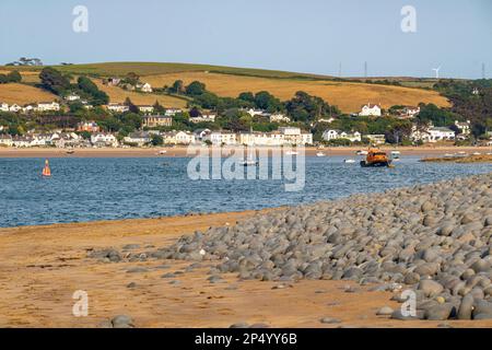 Vue sur l'estuaire de Torridge depuis la plage de Sandymere, Northam, avec rivière, bateau, bateaux, Plage d'Insow et campagne environnante. Banque D'Images