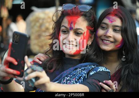 Kolkata, Inde. 05th mars 2023. Les danseurs de Basanta UtSAV accueilleront le printemps devant le Dol Jatra ou Holi, le 05 mars 2023, à Kolkata City, en Inde. (Credit image: © Biswarup Ganguly/eyepix via ZUMA Press Wire) USAGE ÉDITORIAL SEULEMENT! Non destiné À un usage commercial ! Banque D'Images