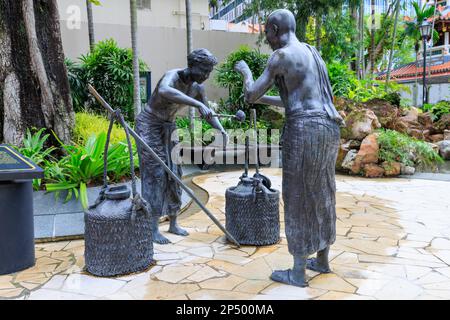 Sculpture de Lim Leong Seng qui représente les colons indiens de Telok Ayer. Telok Ayer Green, Singapour Banque D'Images