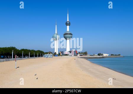 Kuwait Towers et Dasman Beach à Koweït City. La construction est également connue sous le nom de tours de l'eau du Koweït et est devenue un monument et un symbole du Koweït moderne. Banque D'Images