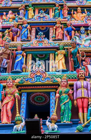Gopuram richement orné et coloré à l'entrée principale du temple Sri Mariamman, Singapour Banque D'Images
