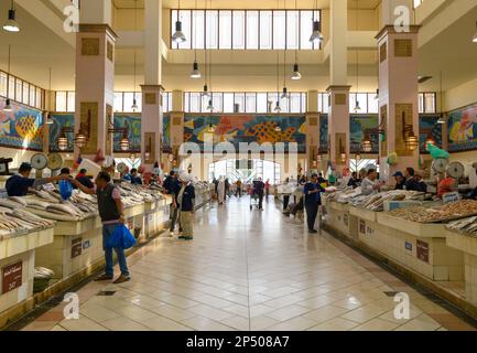 Marché aux poissons de la ville de Koweït vu à l'intérieur. Également connu sous le nom de Souk Sharq Fish Market, un endroit pour les habitants de la région pour acheter et vendre du poisson. Marché du poisson au Moyen-Orient. Banque D'Images