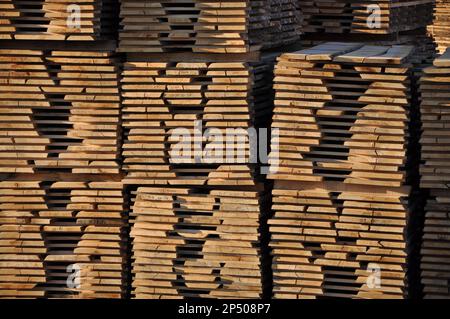 Stock d'usine de bois et bois d'œuvre avec exportation d'entreprise de nature. Pile de nouvelles planches en bois. Les planches en bois pour la construction sont vendues sur le marché Banque D'Images