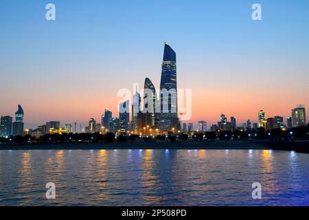 Gratte-ciels modernes à Koweït City, Koweït, Moyen-Orient après le lever du soleil. Ville moderne du Koweït avec bâtiments comerciaux et plage de Dasman Banque D'Images